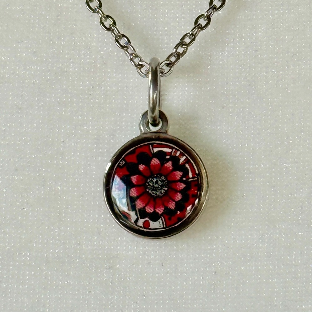 NEW without TAGS Reversible Red Flower Small Circle Necklace - Picture 2 of 12